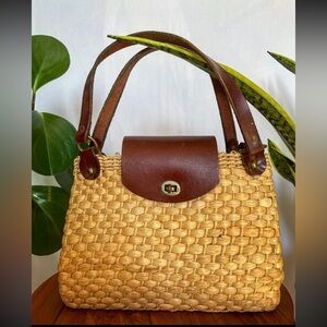 Vintage Straw and wicker purse, made in Romania. 👜